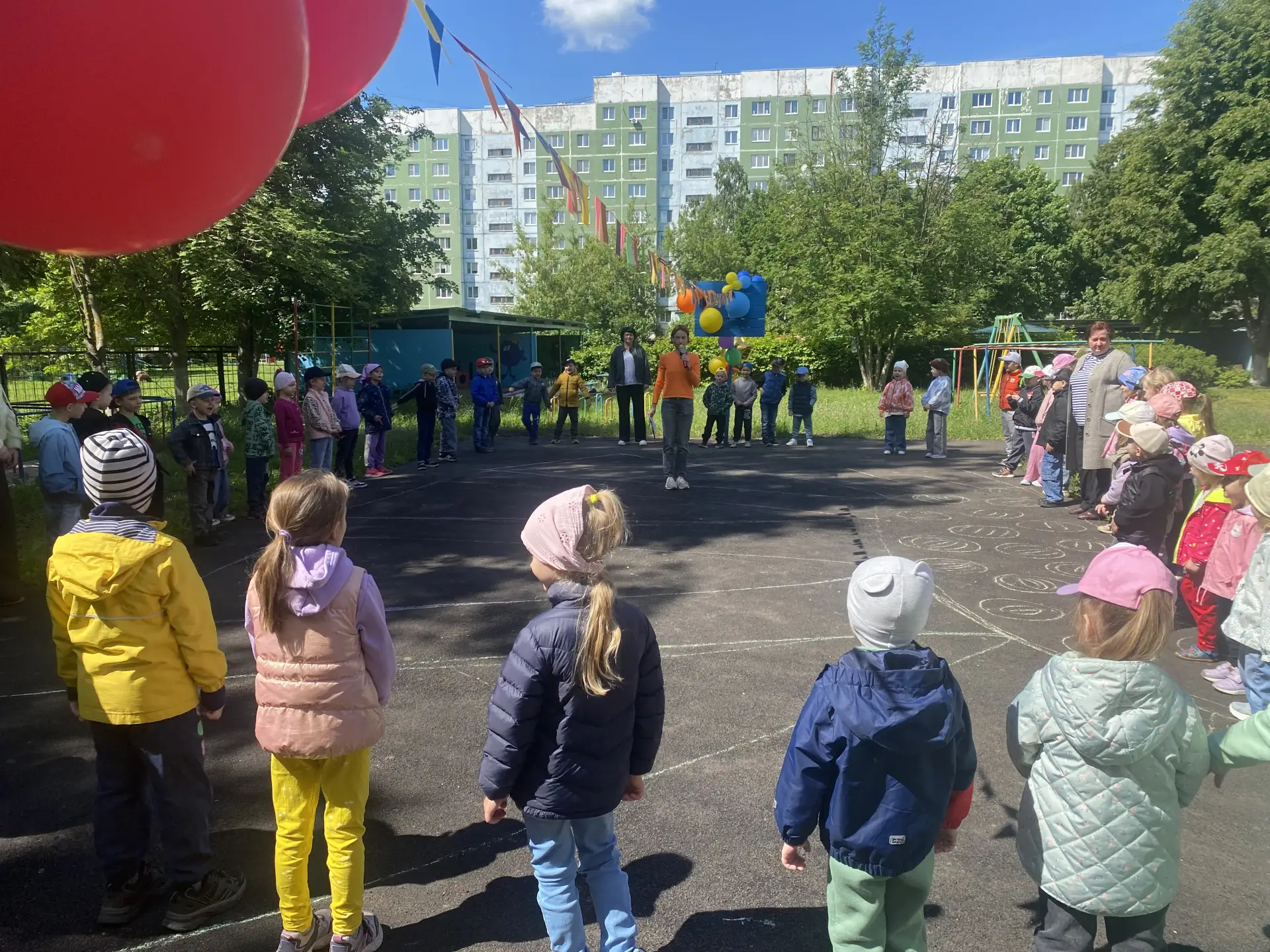 В нашем детском саду прошло шумное и весёлое музыкальное развлечение, посвященное Дню защиты детей. 