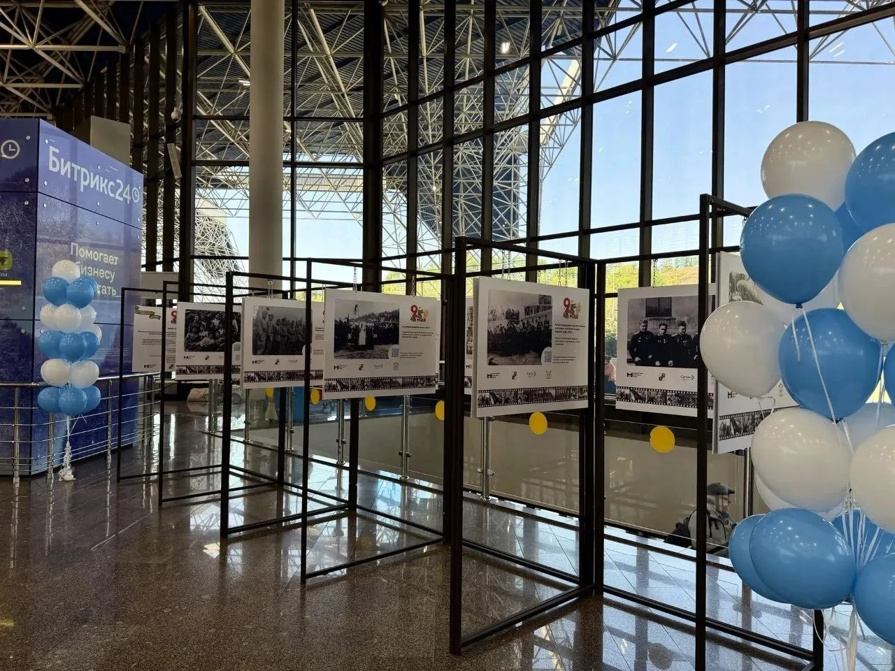 «НЕБО.СОЧИ.ПОБЕДА»: праздничная фотовыставка открыта в аэропорту Сочи  Ко Дню Победы в международном