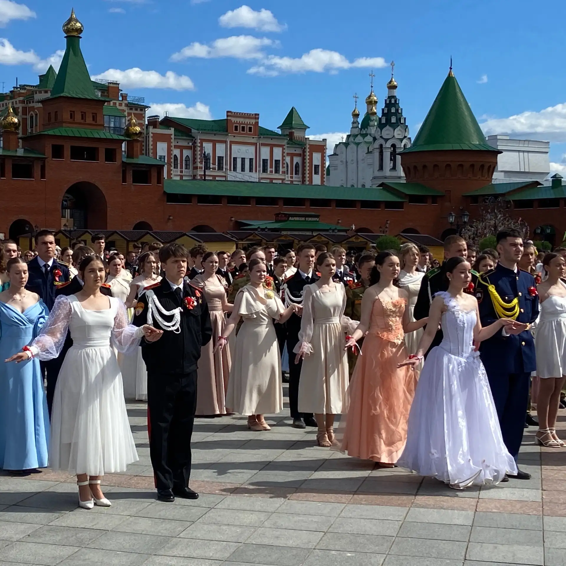 Красота и грация: 55 пар закружились в танце под открытым небом🎗  В день Великой Победы в Царевококш