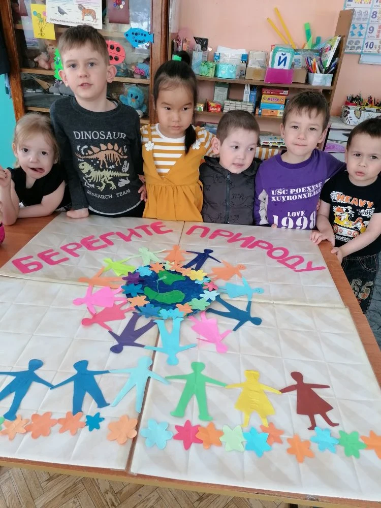 Аппликация «Берегите нашу Землю!» 🌍🍃, посвящённая международному дню Земли.  
Цель: развитие иници