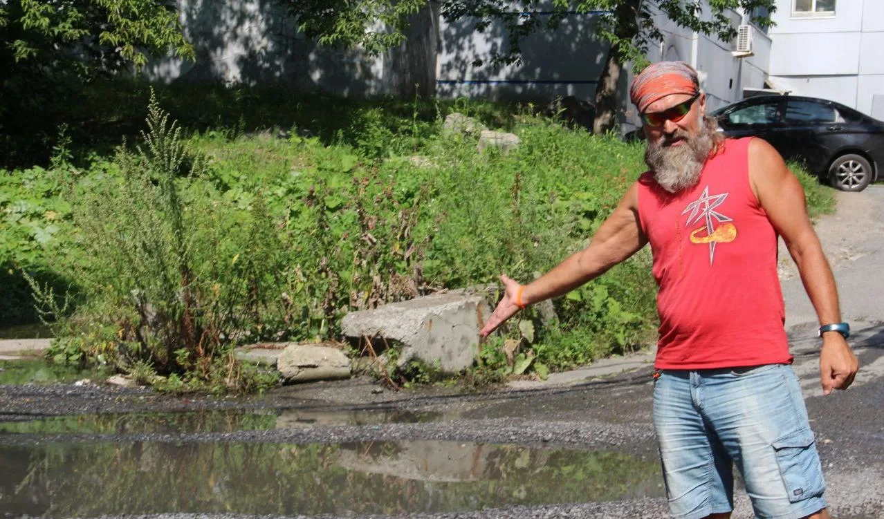 У «Надеждинского» в Серове больше трех недель текут зловонные ручьи

Неприятная ситуация в центре Се