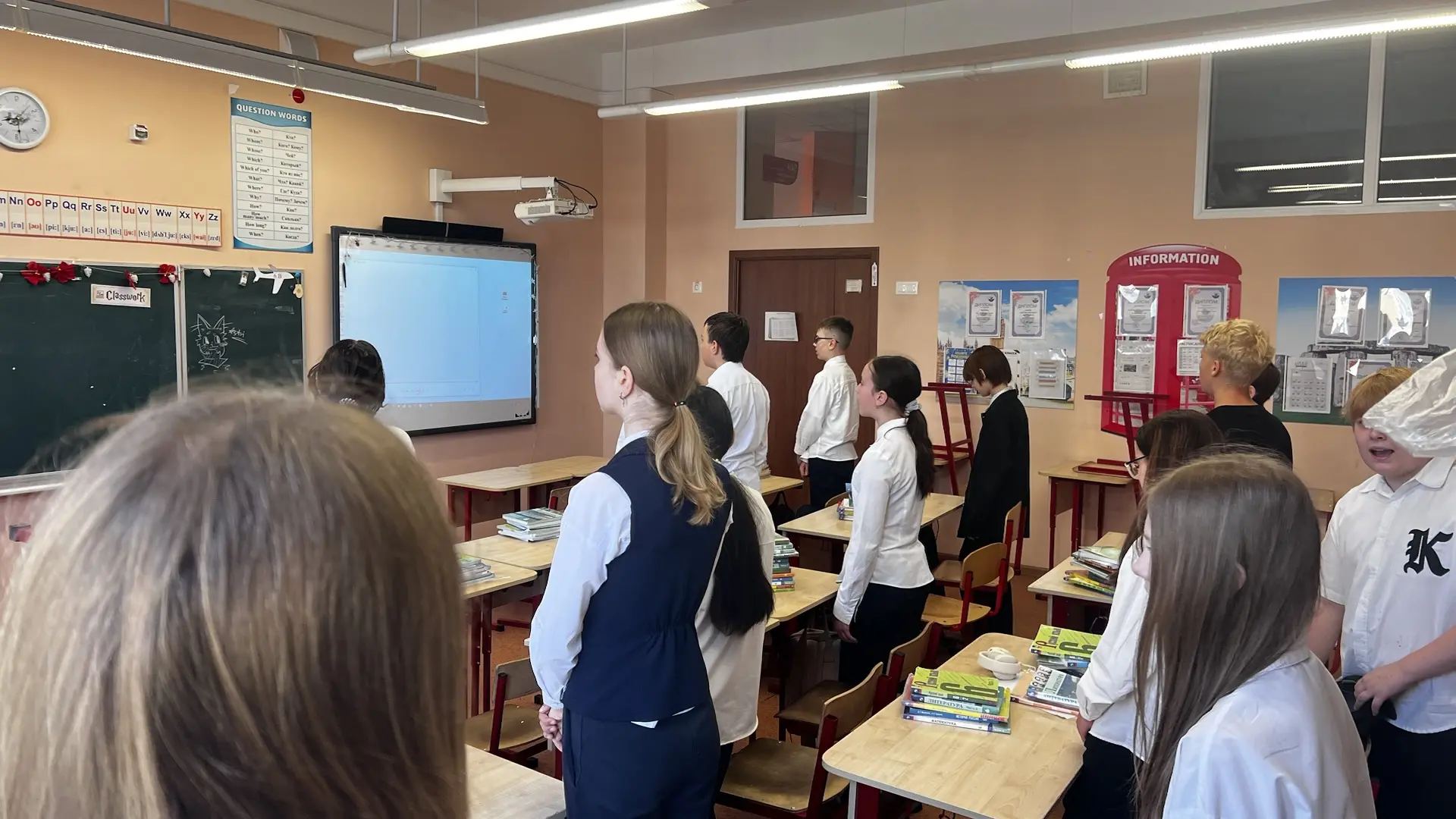 Ценности, которые нас объединяют❤️🌍   🇷🇺Утро понедельника в школе началось с доброй традиции — торже
