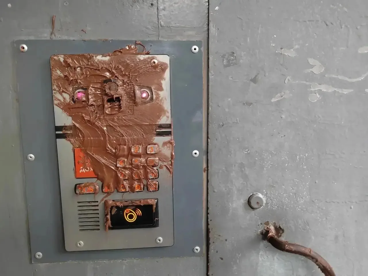 Дети измазали домофон шоколадной пастой в Оренбурге 😱

Накануне во дворе дома на улице Чкалова, 39/
