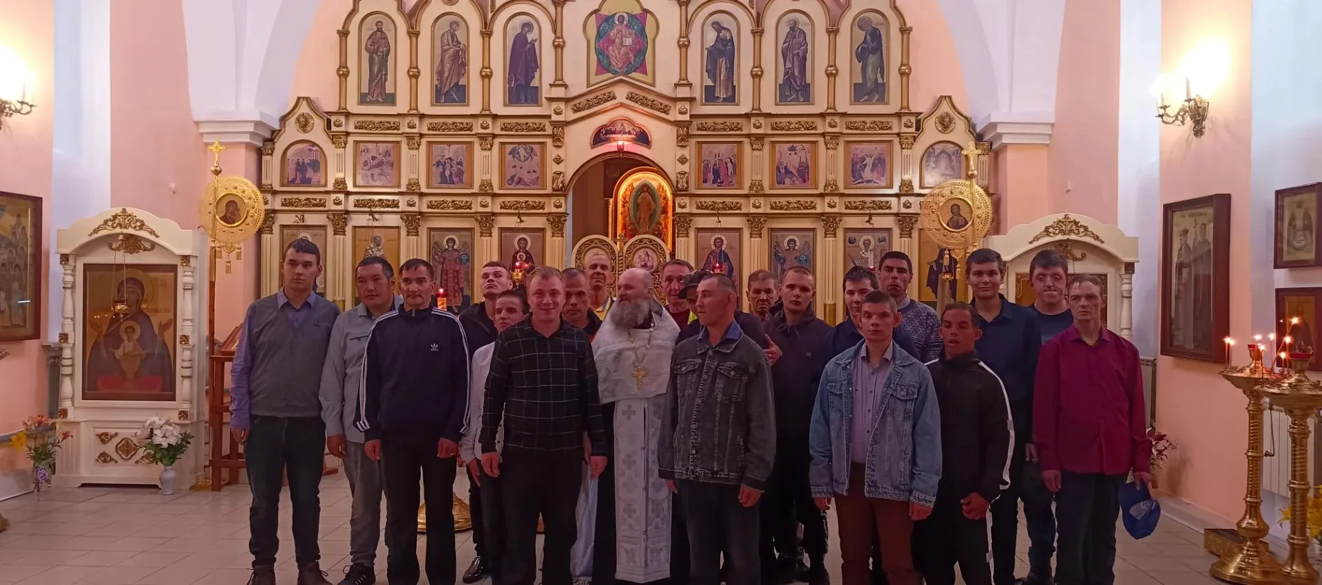 Проживающие посетили Свято-Никольский храм, чтобы принять участие в богослужении и укре...