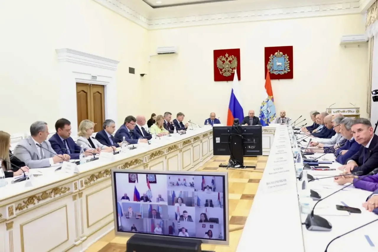 На оперативном совещании обсудили устранение последствий вражеских атак, в том числе по...