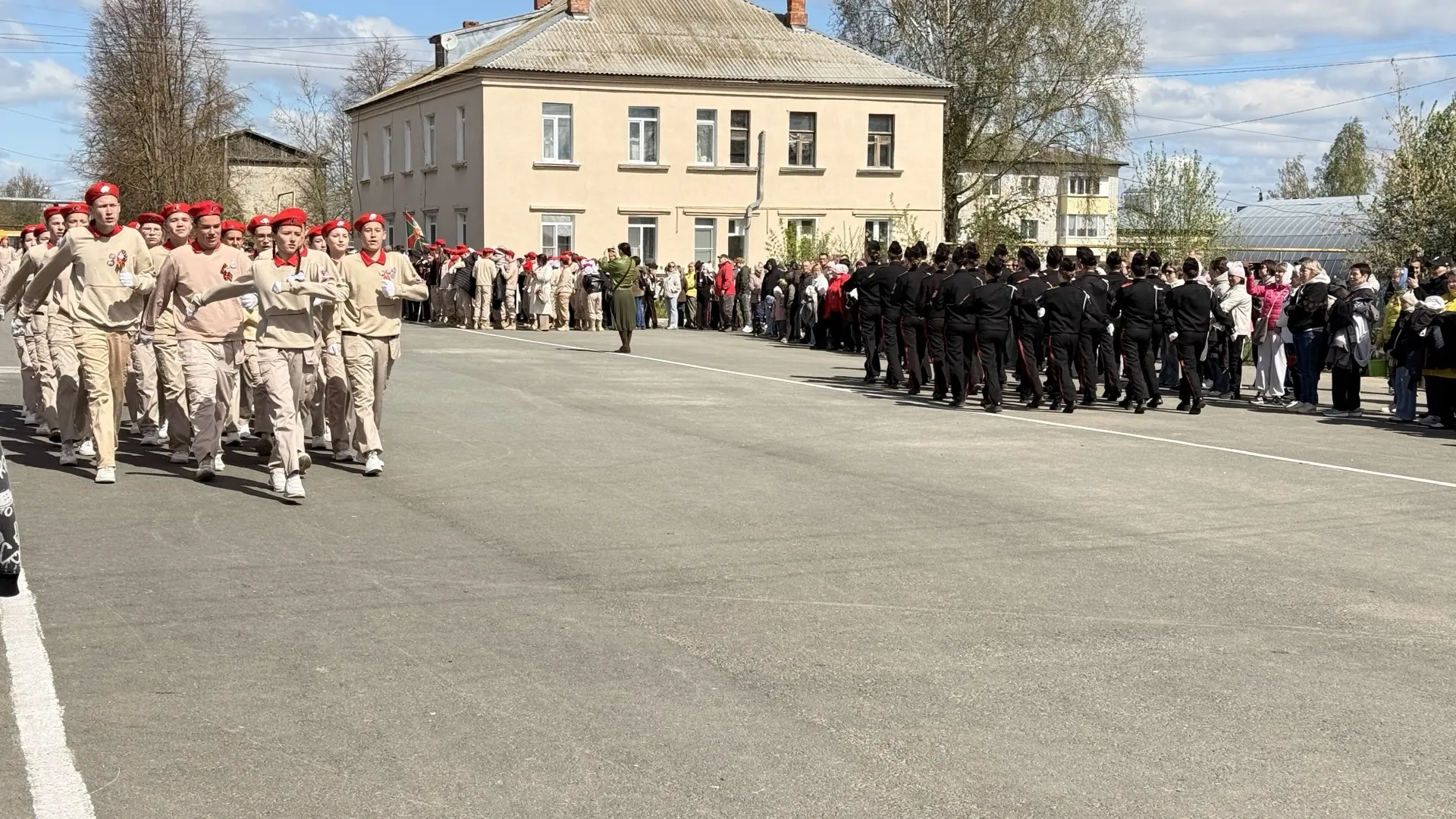 В рамках праздничного мероприятия прошёл парад юнармейцев — обучающиеся Советского района прошли стр