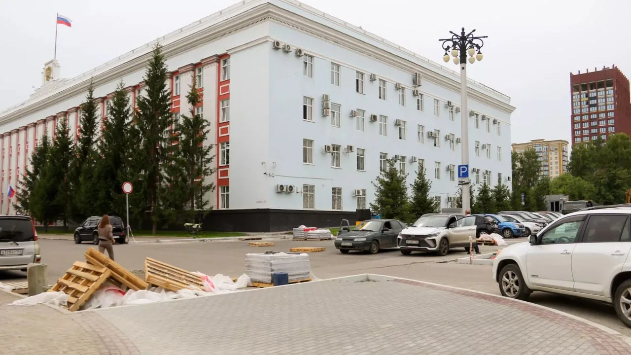 На проезде вдоль здания правительства Алтайского края осенью установят шлагбаумы