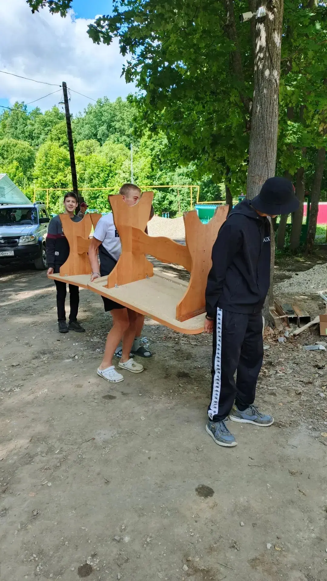 🐝Наши Пчёлки  и Надежда трудятся🐝
Трудовой десант высадился на территории лагеря им.В.Я.Антропова!