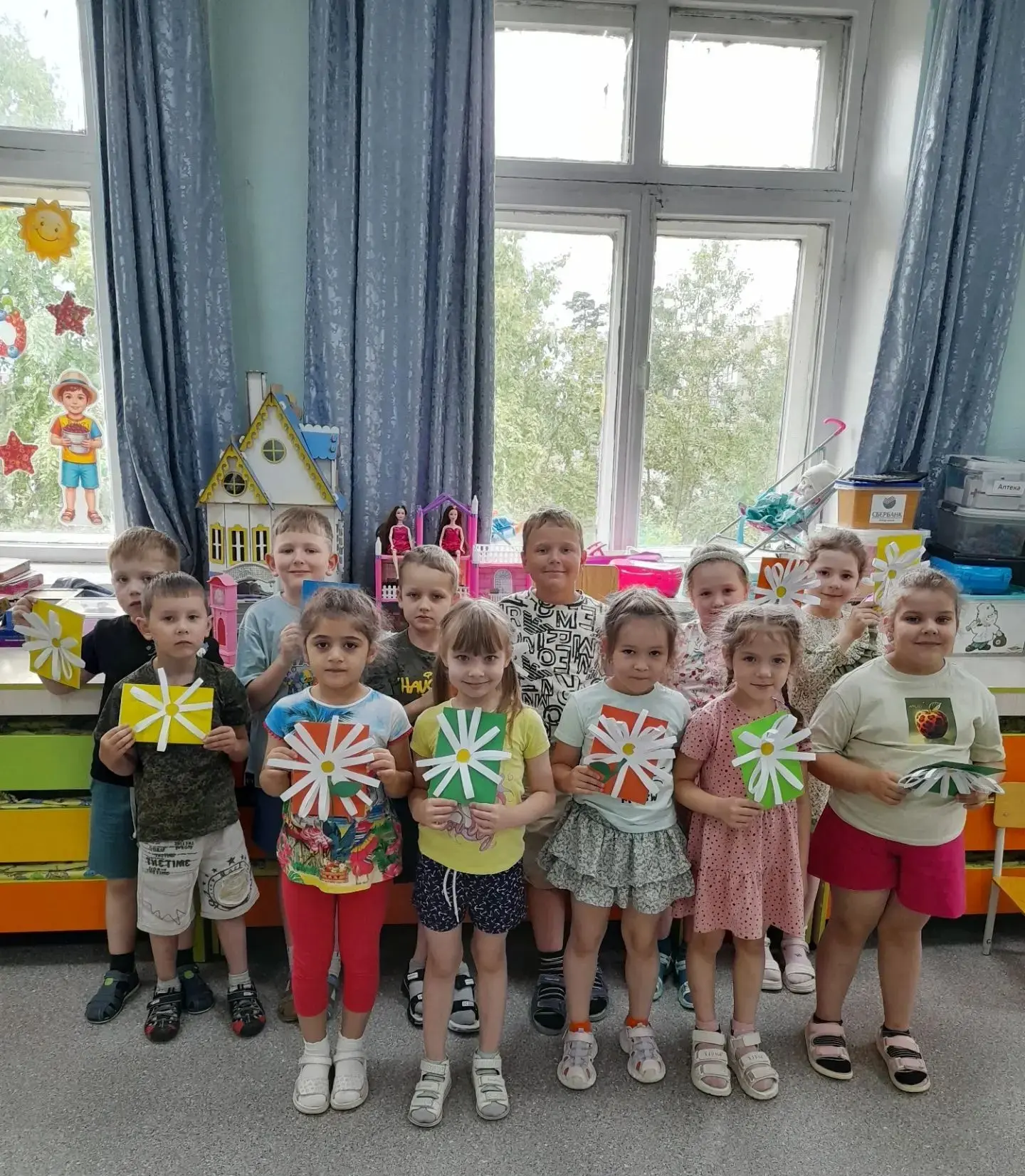 Сегодня в нашем саду — День цветов! Старшие ребята смастерили чудесную ромашку, а малыши из младшей 