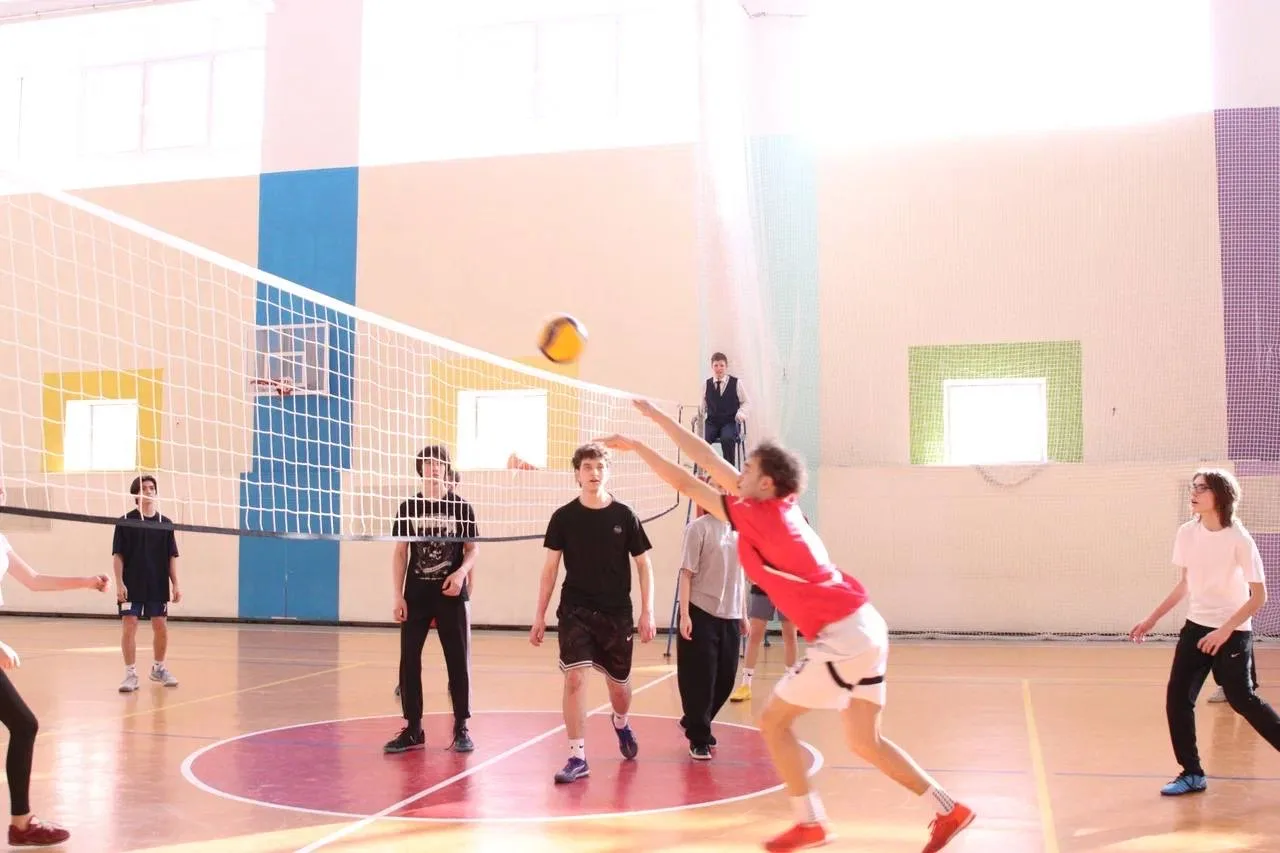 🏐 В гимназии состоялись соревнования по волейболу среди 9-х классов  Яркие игры прошли в большом спо
