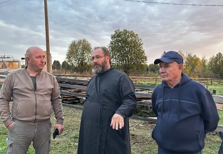 Священник-пчеловод в Коми удивляет паству и гостей фермерскими способностями. Было и чу...