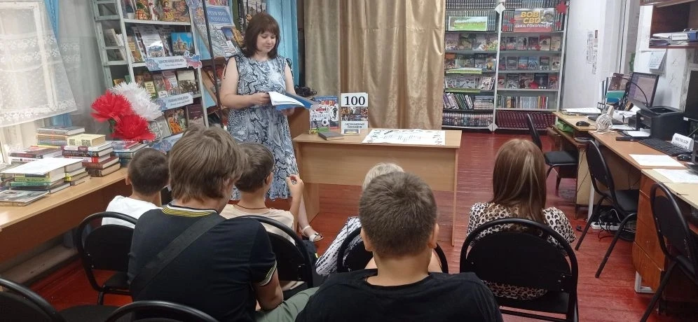 С ребятами из пришкольного лагеря  " Радуга детства" в библиотеке им. Шолохова Лебедева...