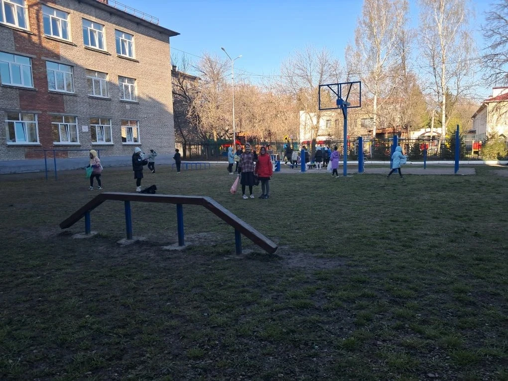 🌞 Утренняя зарядка на свежем воздухе: секрет успешной учёбы! 🌱  Как показывает практика, утренняя за