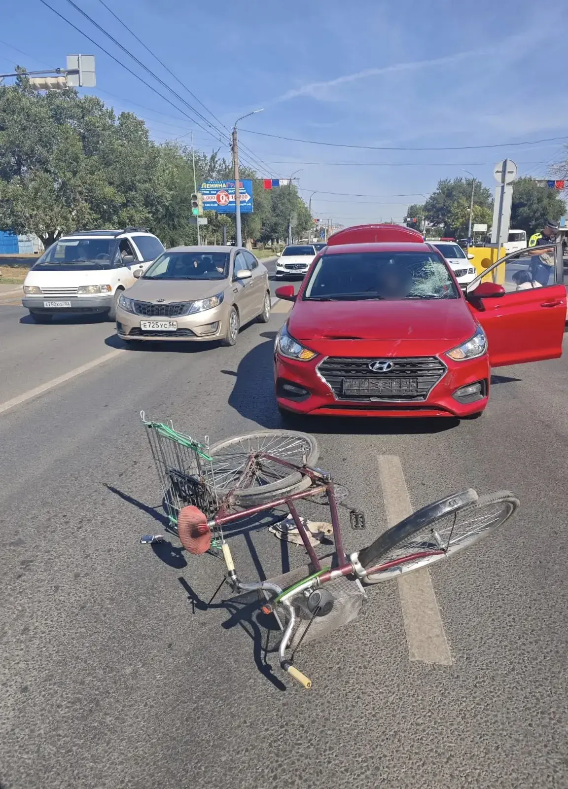 В Оренбурге сотрудники Госавтоинспекции устанавливают обстоятельства ДТП на улице Тереш...