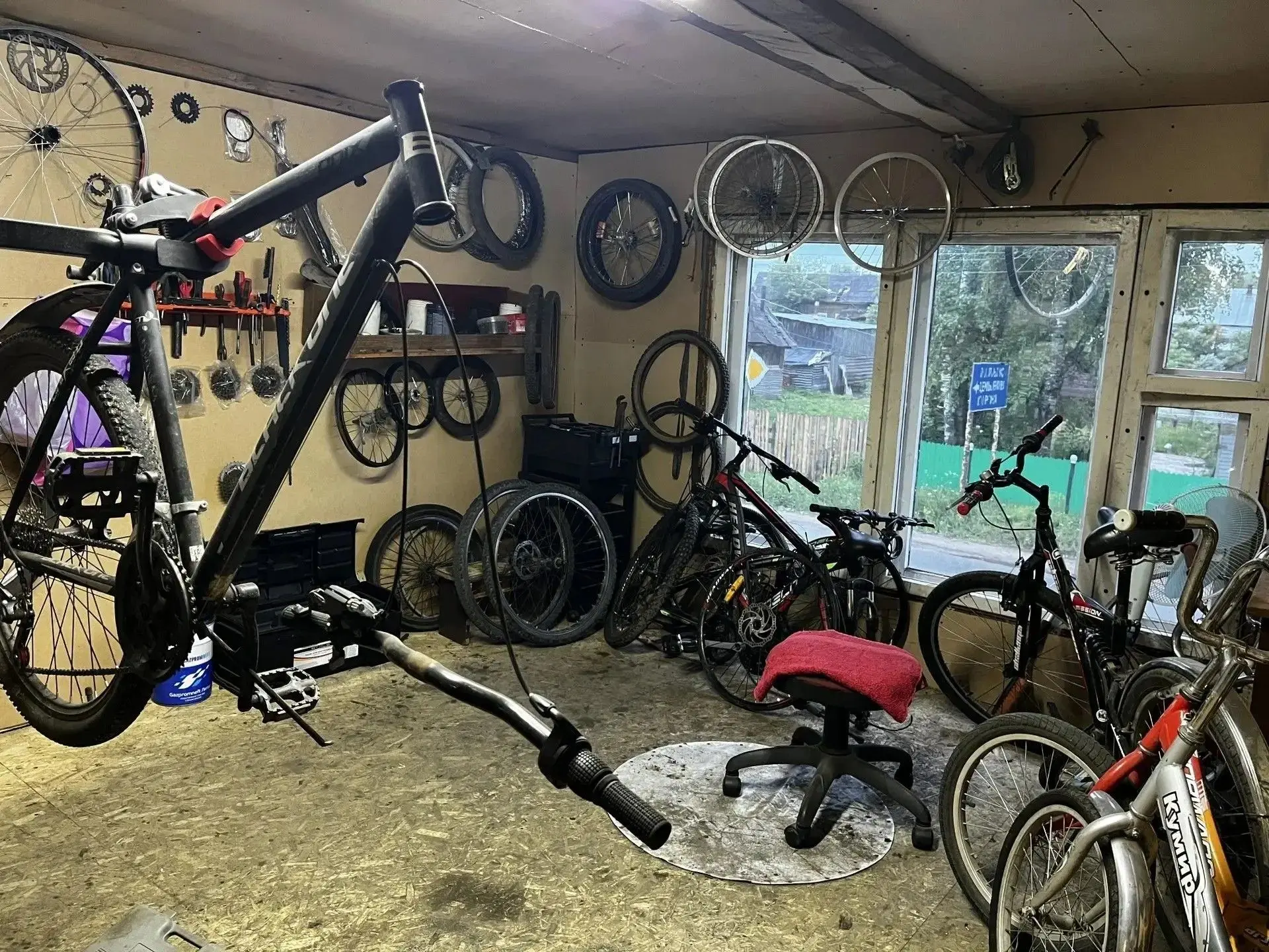 🚴Многодетный отец открыл мастерскую по ремонту велосипедов