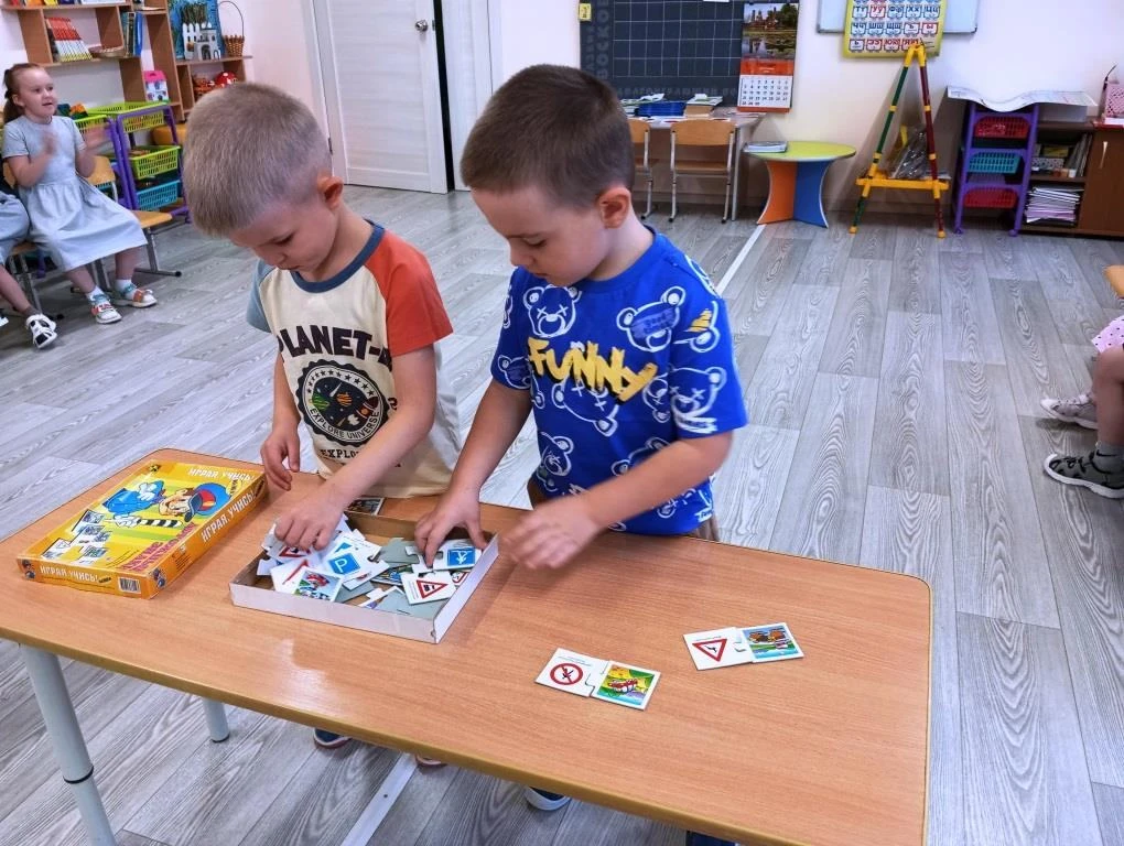 У любого перекрестка