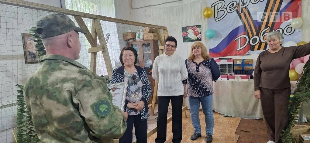 Медали "За помощь и содействие" и  благодарственные письма вручили руководители учебной роты доброво