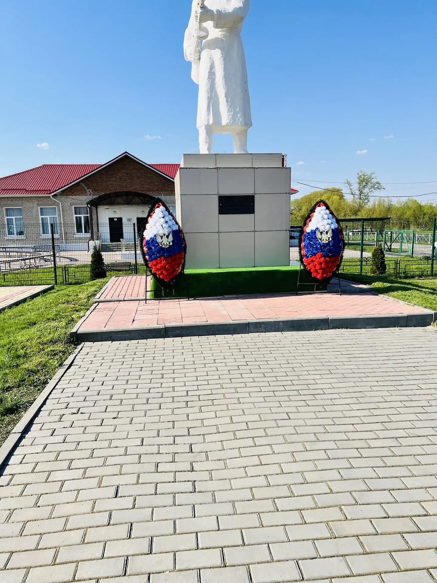 Сотрудники администрации Рышковского сельсовета в преддверии Дня Победы провели субботн...