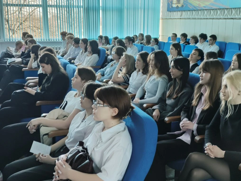 🌟 В честь дня воссоединения Крыма с Россией в нашей гимназии прошла увлекательная встреча-лекция с М