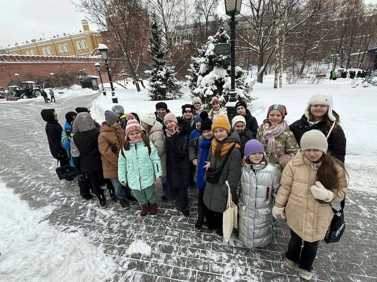 🏹 Экскурсия в Оружейную палату Московского Кремля.  4 класс "Д" побывал на экскурсии в Оружейной пал