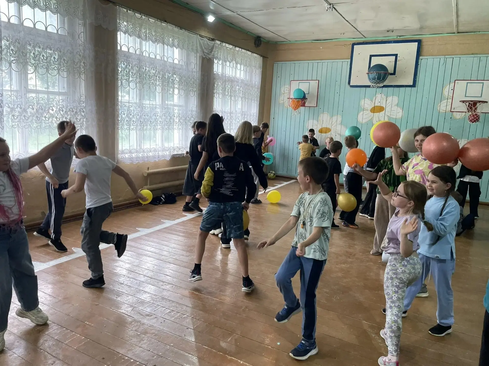 Игра «Танцор диско»
Танцевальная программа «В кругу друзей».