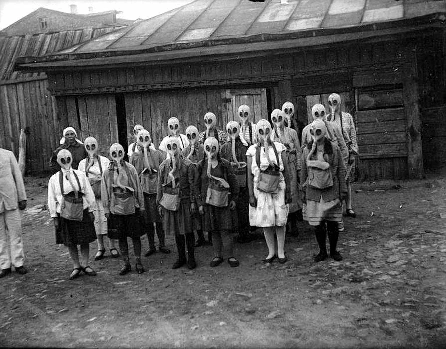 Девушки в противогазах во время занятий по гражданской обороне, Москва, 1932 год.