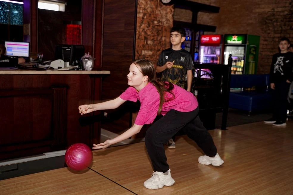 🎳 **Весенние каникулы продолжаются!**  Ученики 4 «Г» класса отправились в боулинг, чтобы зарядиться 