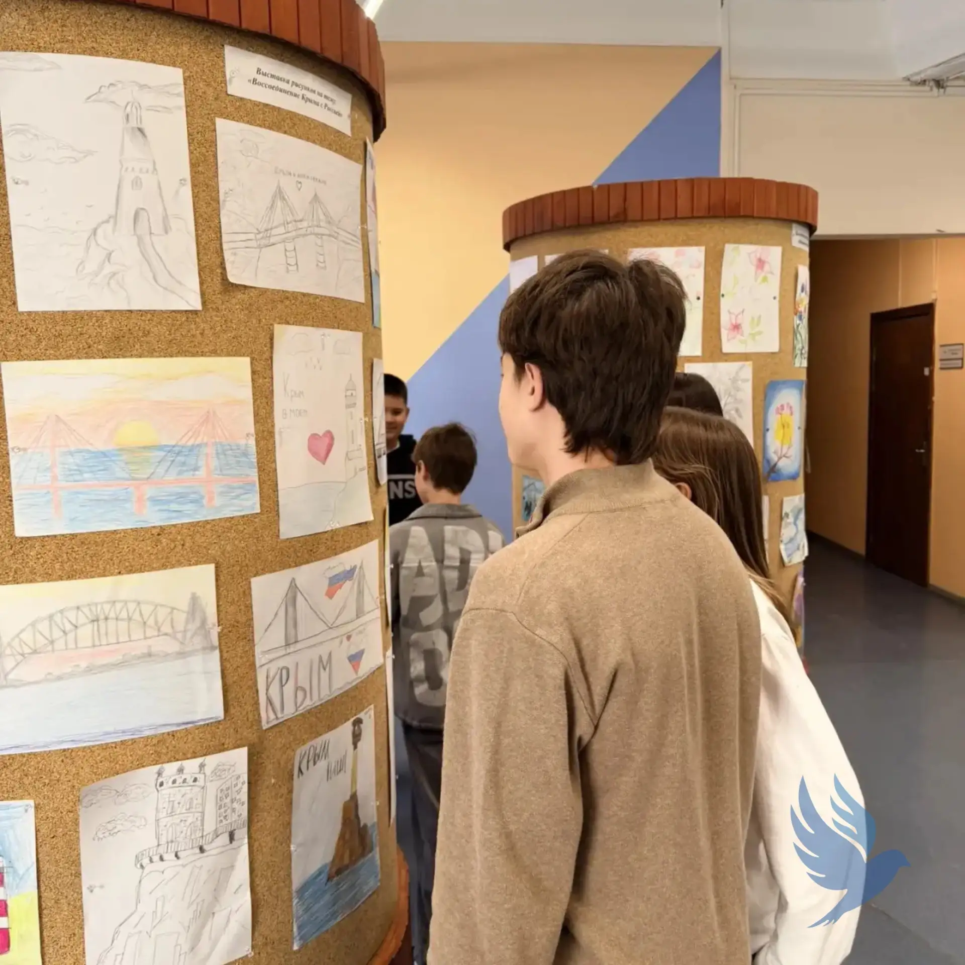 🎨 Выставка рисунков в честь 12-летия воссоединения Крыма с Россией  На этой неделе в нашей школе про