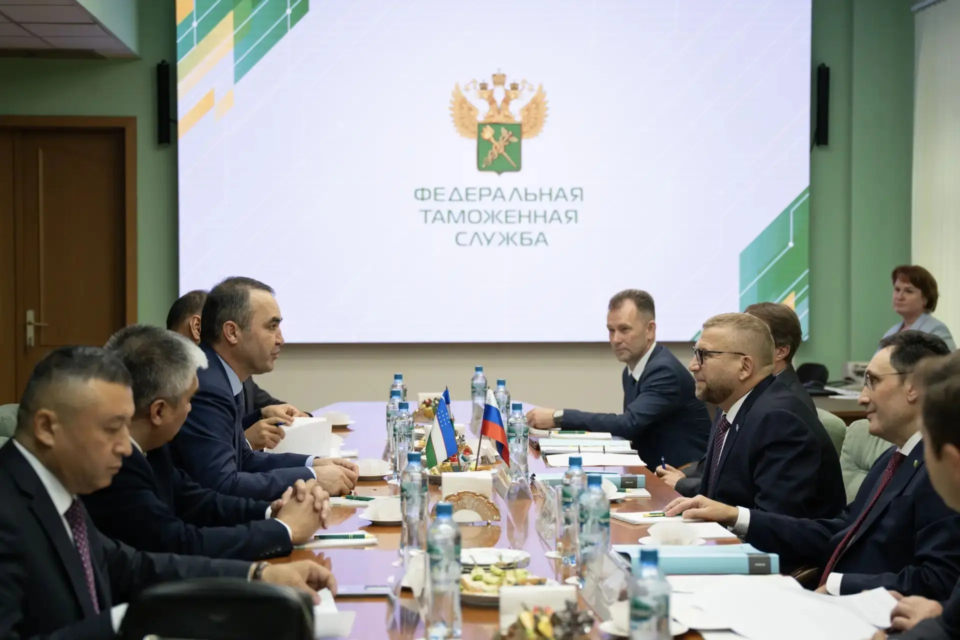 В ФТС России состоялась встреча руководителей таможенных служб России и Узбекистана

Руководитель ФТ