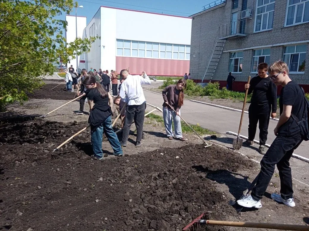 🌿 Ученики 8–10 классов приняли активное участие в школьном субботнике  🏫✨