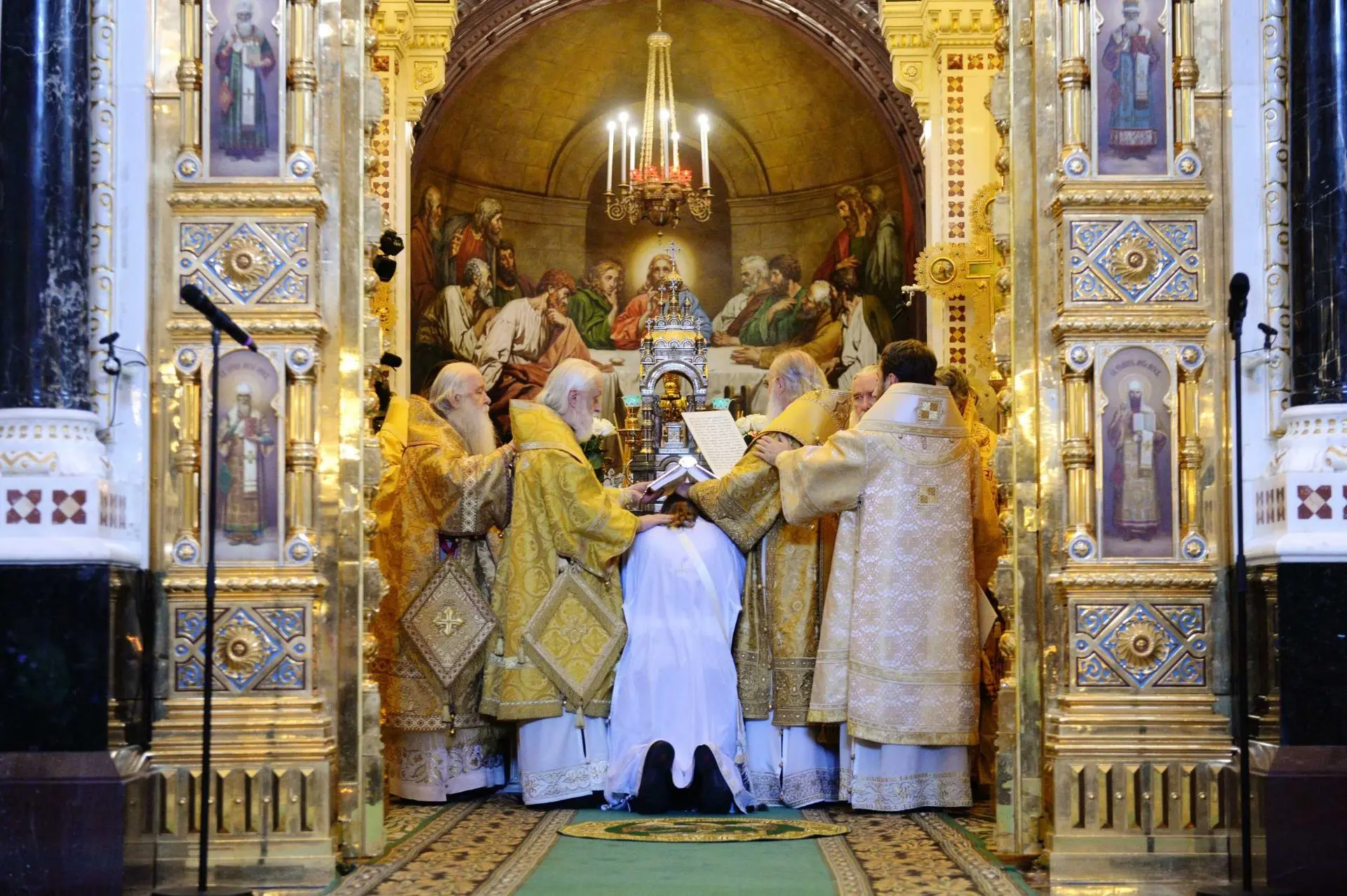 Каким способом, ещё с апостольских времён, происходит посвящение христианина в священны...