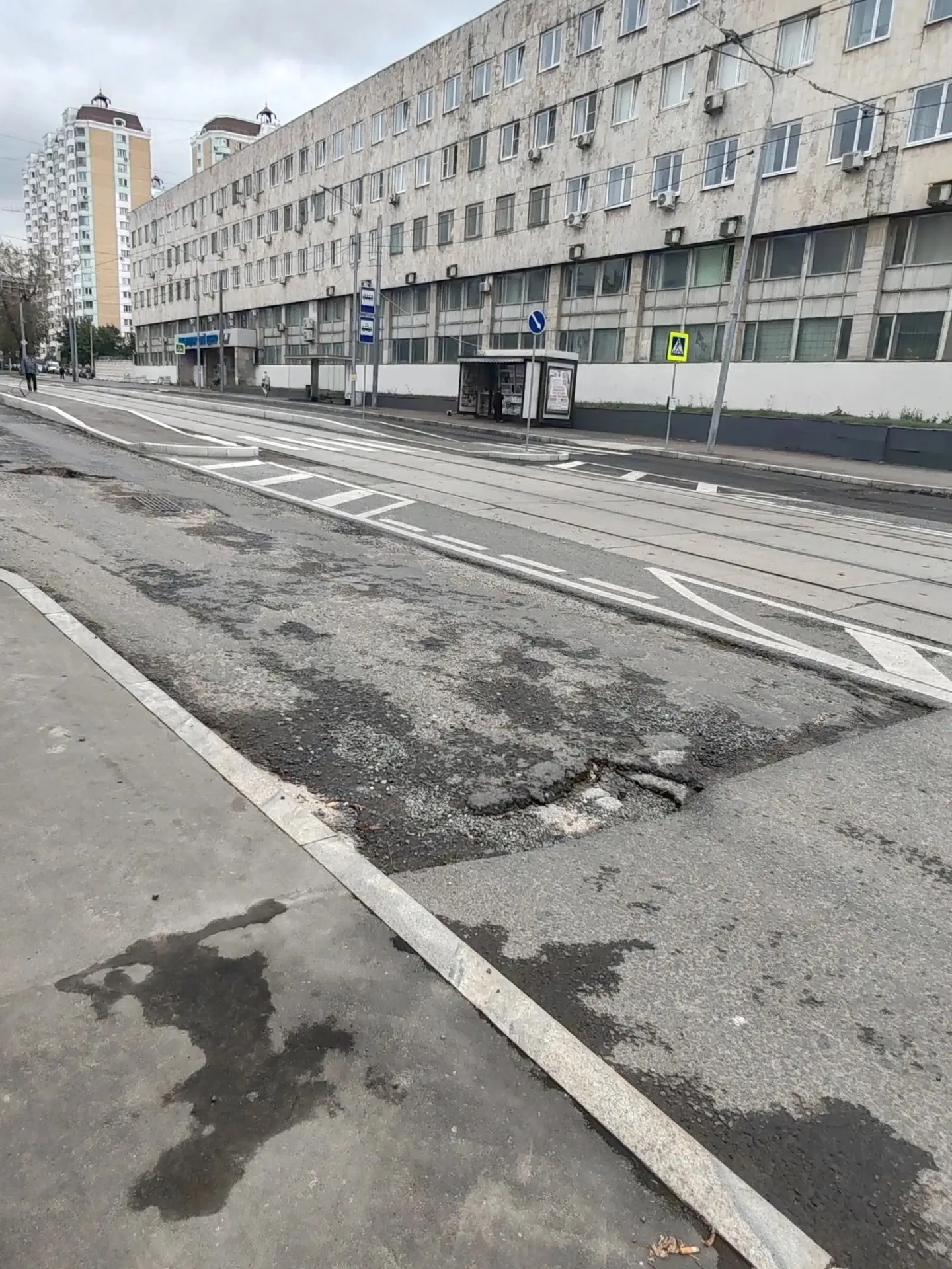 Соседка Юлия Сурикова поделилась кадрами с Авиамоторной, 2.