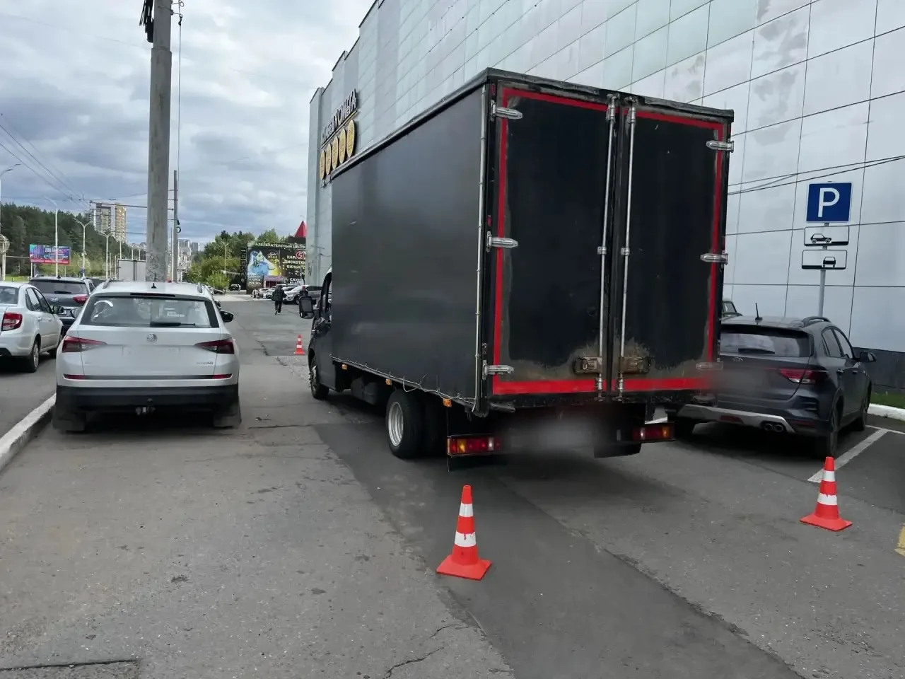Водитель автомобиля при движении задним ходом совершил наезд на пешехода