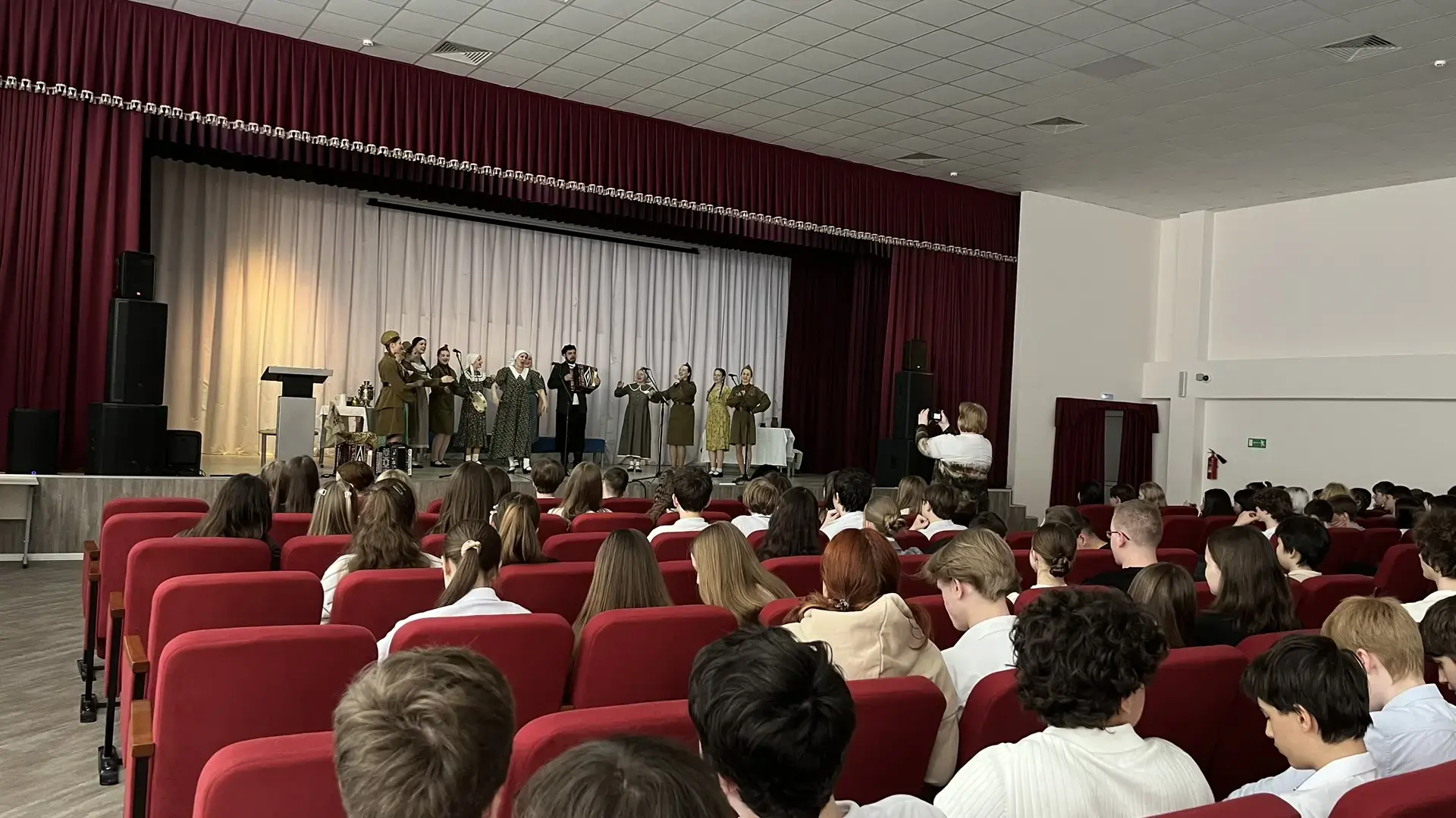 В преддверии Дня Победы⭐ на сцене нашей школы состоялась премьера спектакля «А зори здесь тихие», по