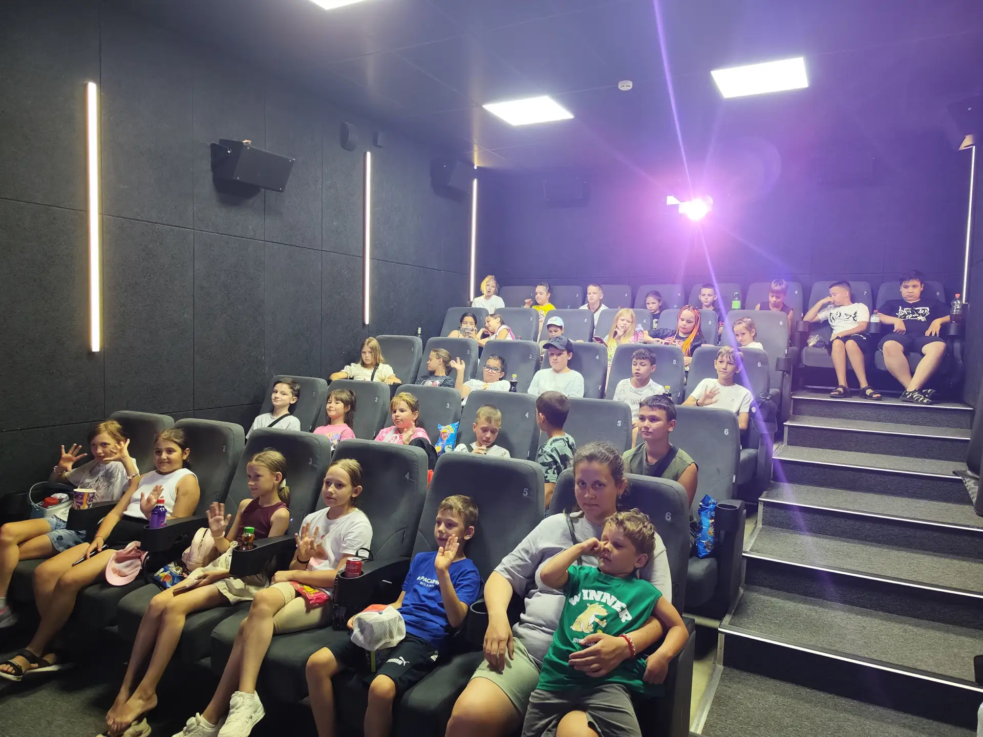 🎬 И снова аншлаг в «МИРе»! 🎉

Бесплатный показ «Сокровищ гномов» для учащихся СОШ № 11 в рамках ак
