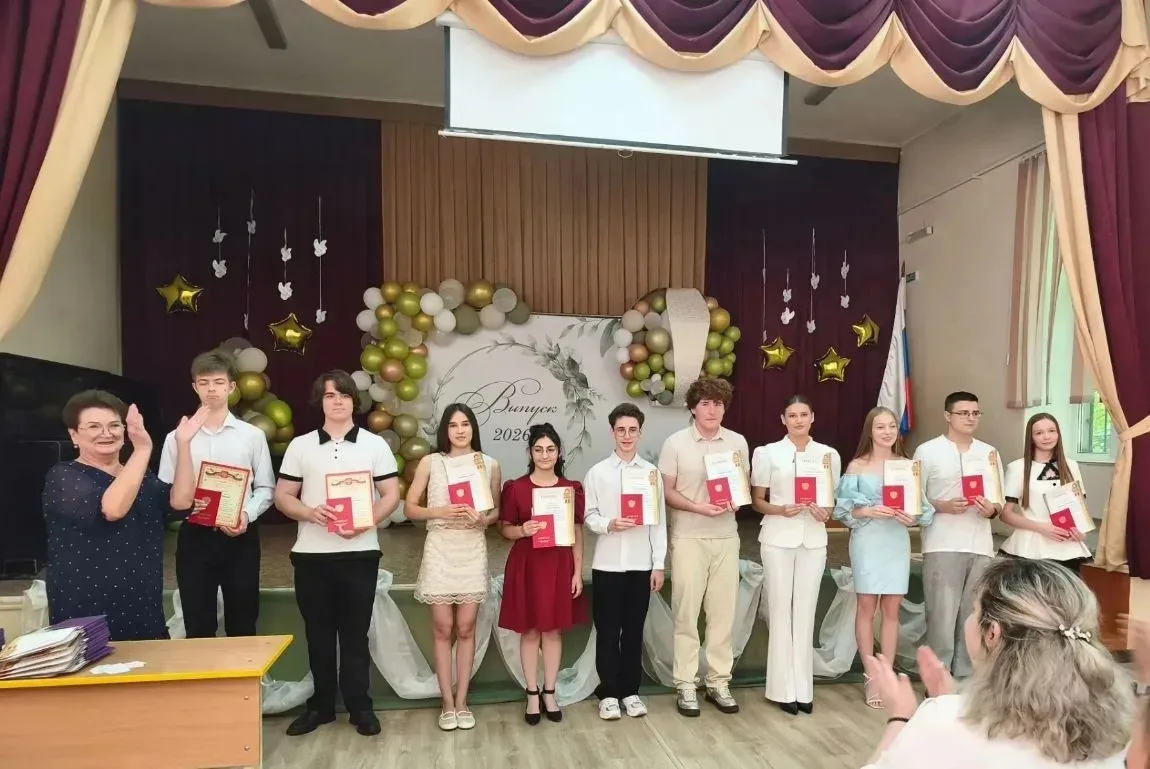 Позади девять лет. Уроки, звонки, контрольные, дружба, первые победы и первые разочарования. А сегод