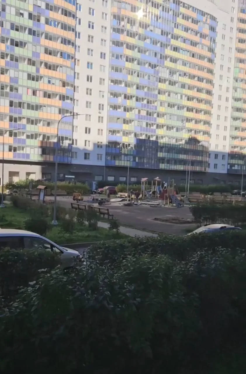 Во дворе ЖК «Краски лета» демонтируют детскую площадку 🛝