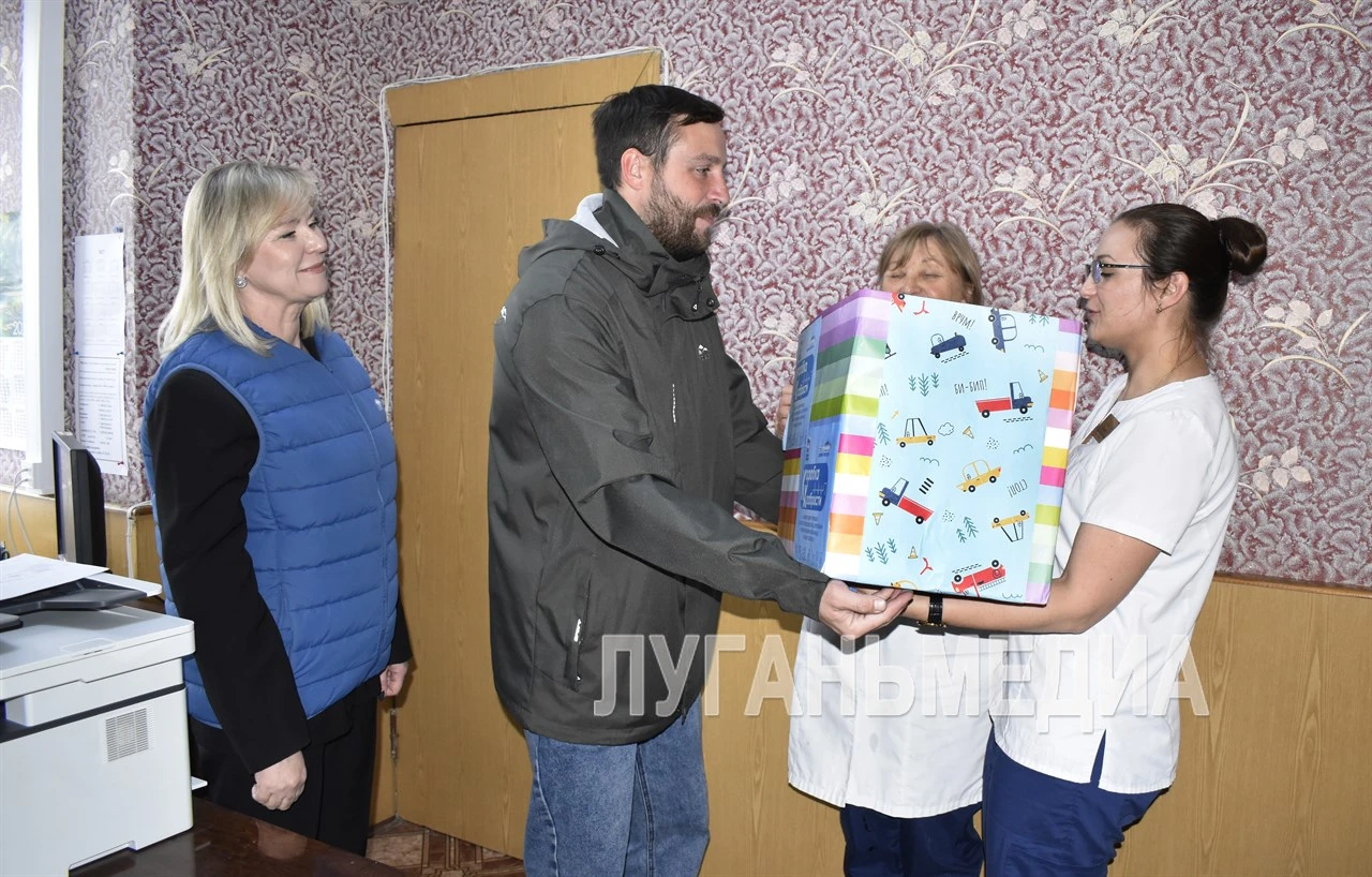 🎁Единороссы Брянки передали в стоматологическую поликлинику подарки, собранные в рамка...