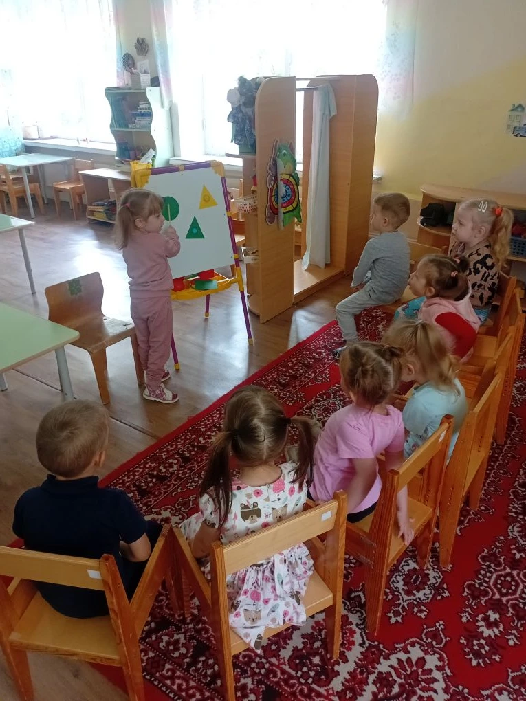 Сегодня дети младшей группы за занятии по ФЭМП, закрепляли названия геометрических фигу...