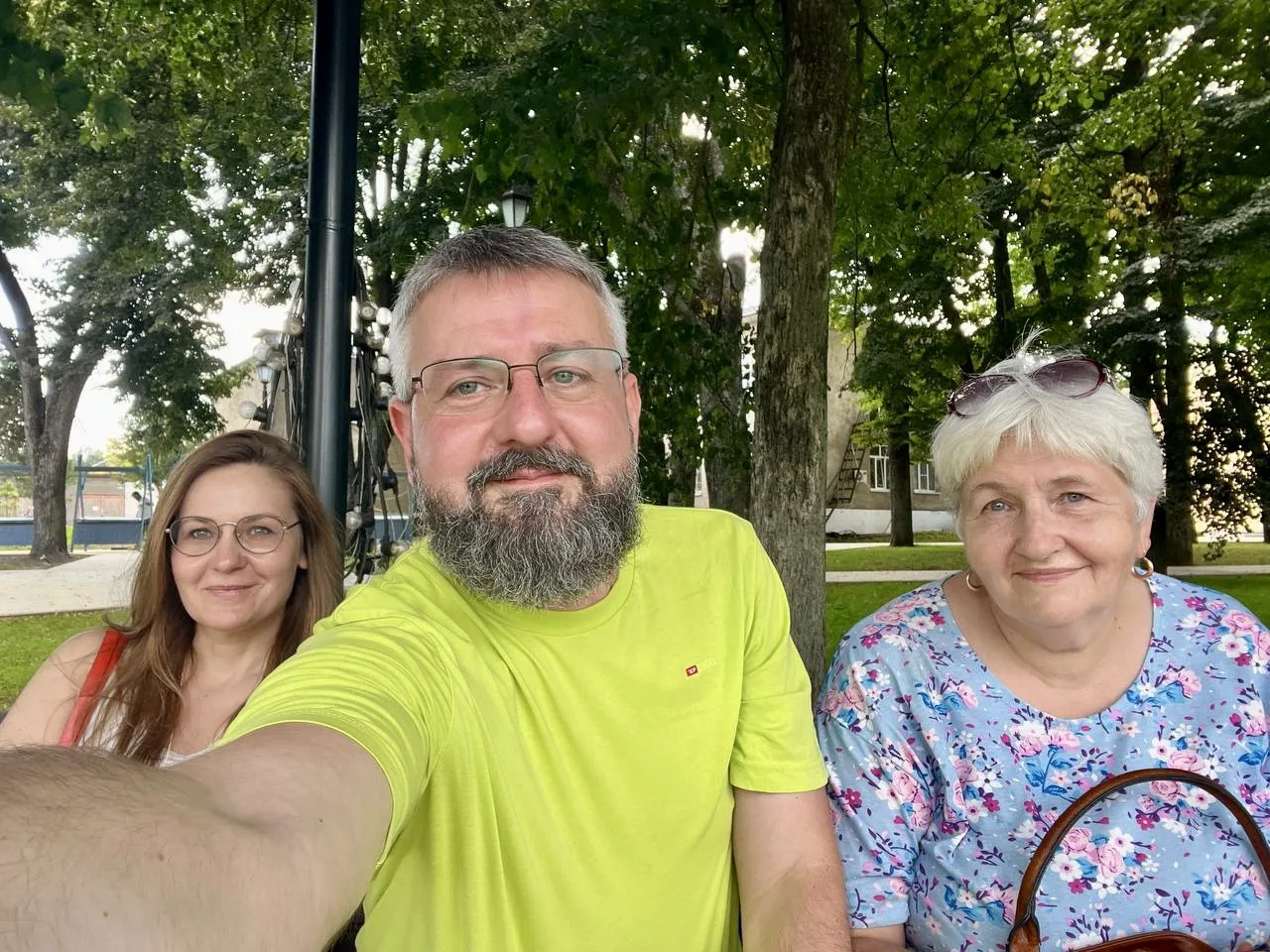Верная примета: если сесть между двумя женщинами с одинаковыми именами, сбудется желание. А если сес