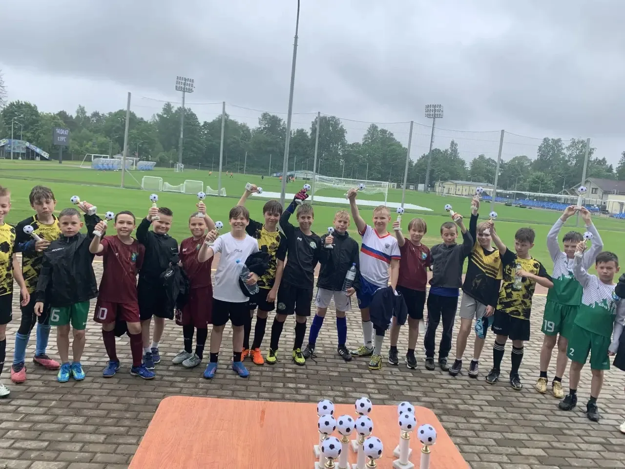 Футбольный праздник в честь Дня России! ⚽🇷🇺

Вчера, 10 июня, на нашем стадионе «Спартак» царила не