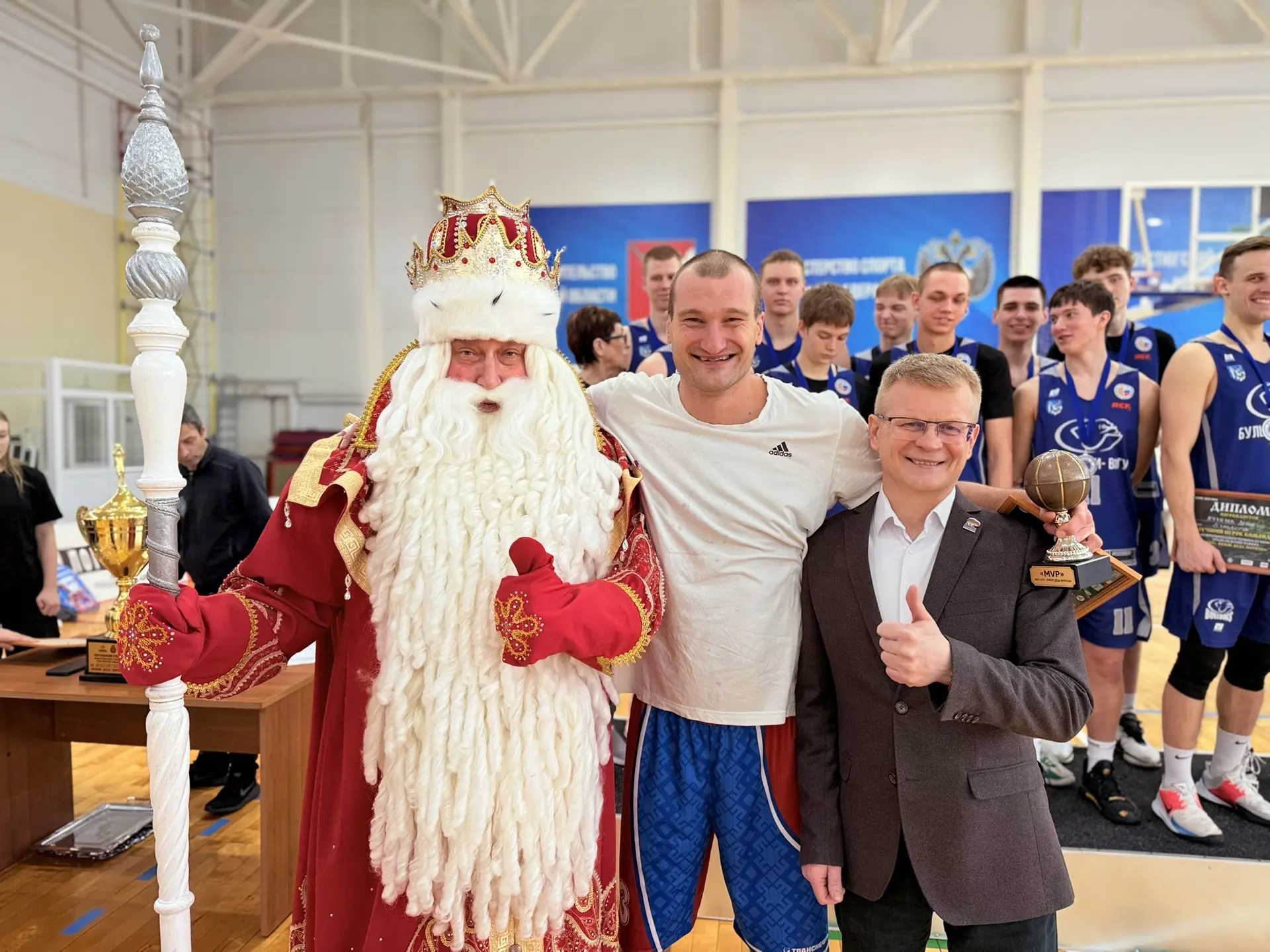 🏆 Всероссийский Дед Мороз вручил кубок победителям XXIV Межрегионального турнира по баскетболу среди