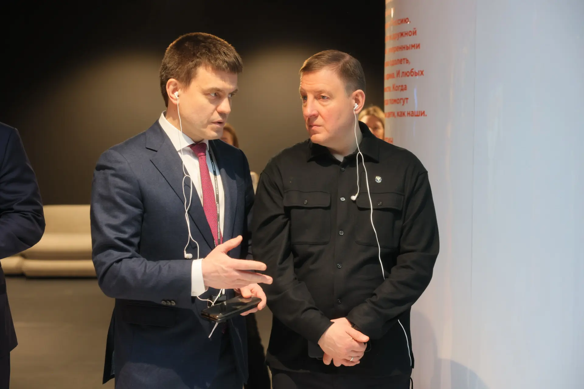 Во главе с полномочным представителем Президента в СФО Анатолием Серышевым и вместе с коллегами-губе
