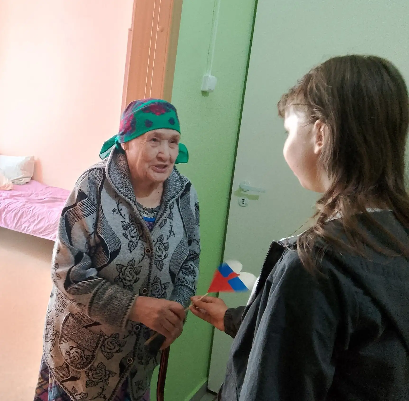 Ребята из детского центра "Мечта" с радостью поздравили тех, кто получает социальные услуги, с прибл