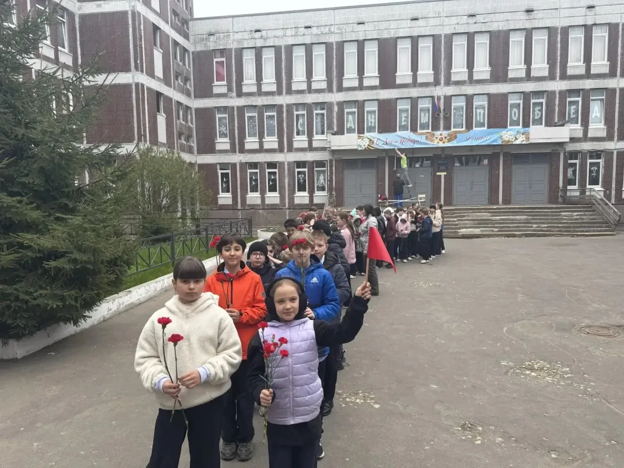 ДЕНЬ ПОБЕДЫ🎖️ 7 мая 2026 г. учащиеся 4-х классов со своими классными руководителями посетили мемориа