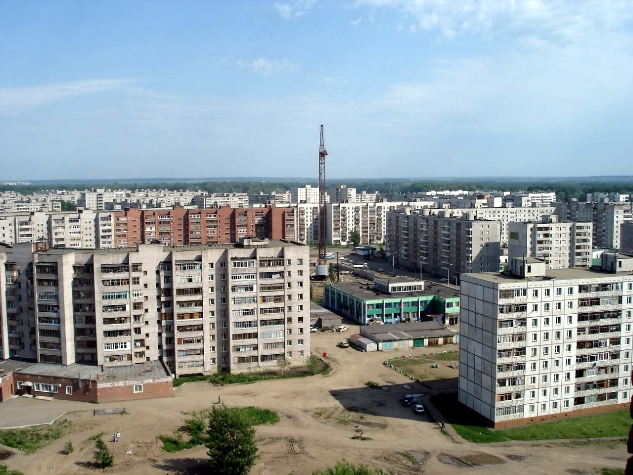 2004 год, зеленое здание - нынешний отдел полиции №1, за ним начал стройки дома по ул. ...