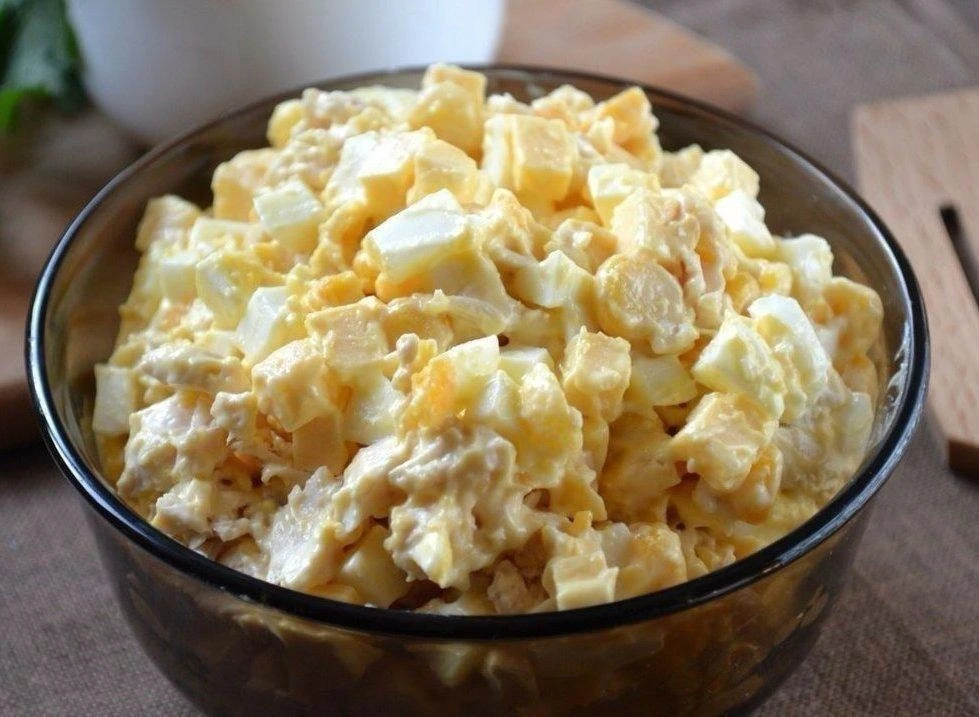 САЛАТ С КУРОЧКОЙ, СЫРОМ И КУКУРУЗОЙ