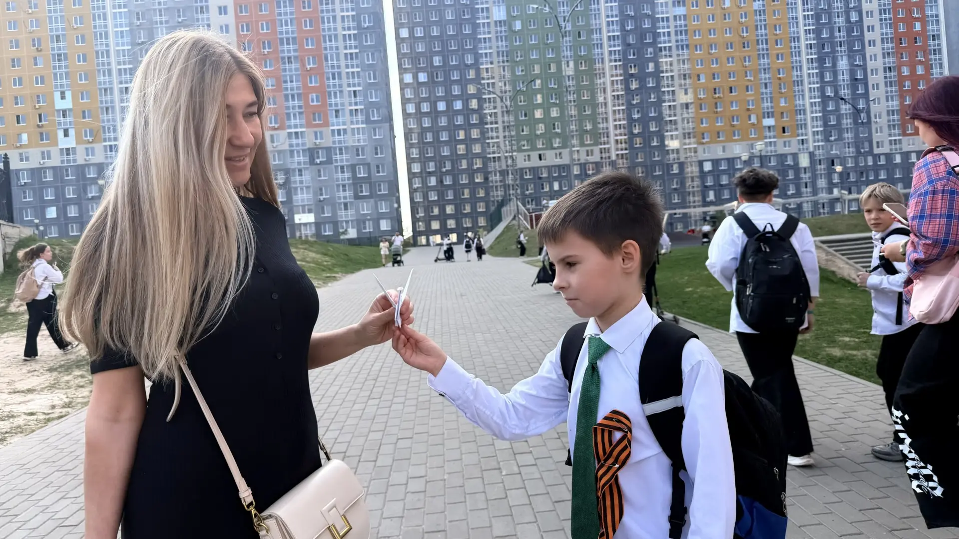 🕊️ Журавли Победы: память, которая объединяет поколения 🕊️  Акция не ограничилась стенами школы. С б