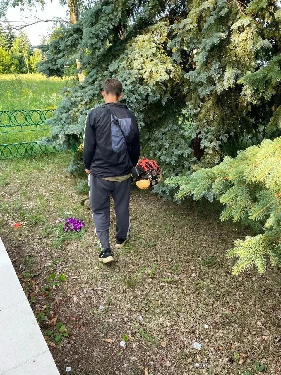 🌳ТРУДОВОЙ ДЕСАНТ. 
 
💪Ученики нашей школы не забывают про чистоту возле памятников. 
🌞 Ребята дру