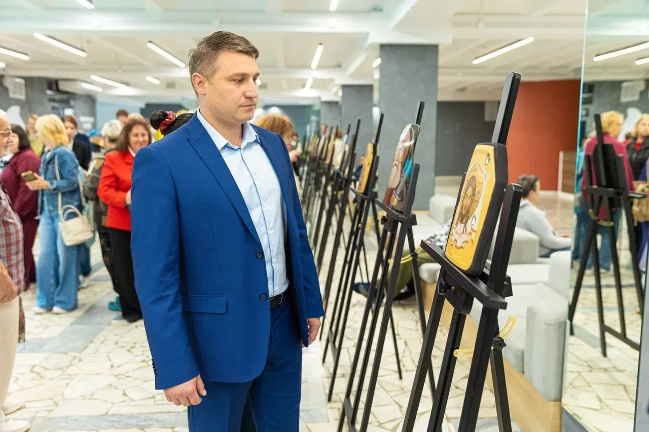 В Окружном общественном центре имени Моссовета открылась выставка «Броня Веры»: на ней ...